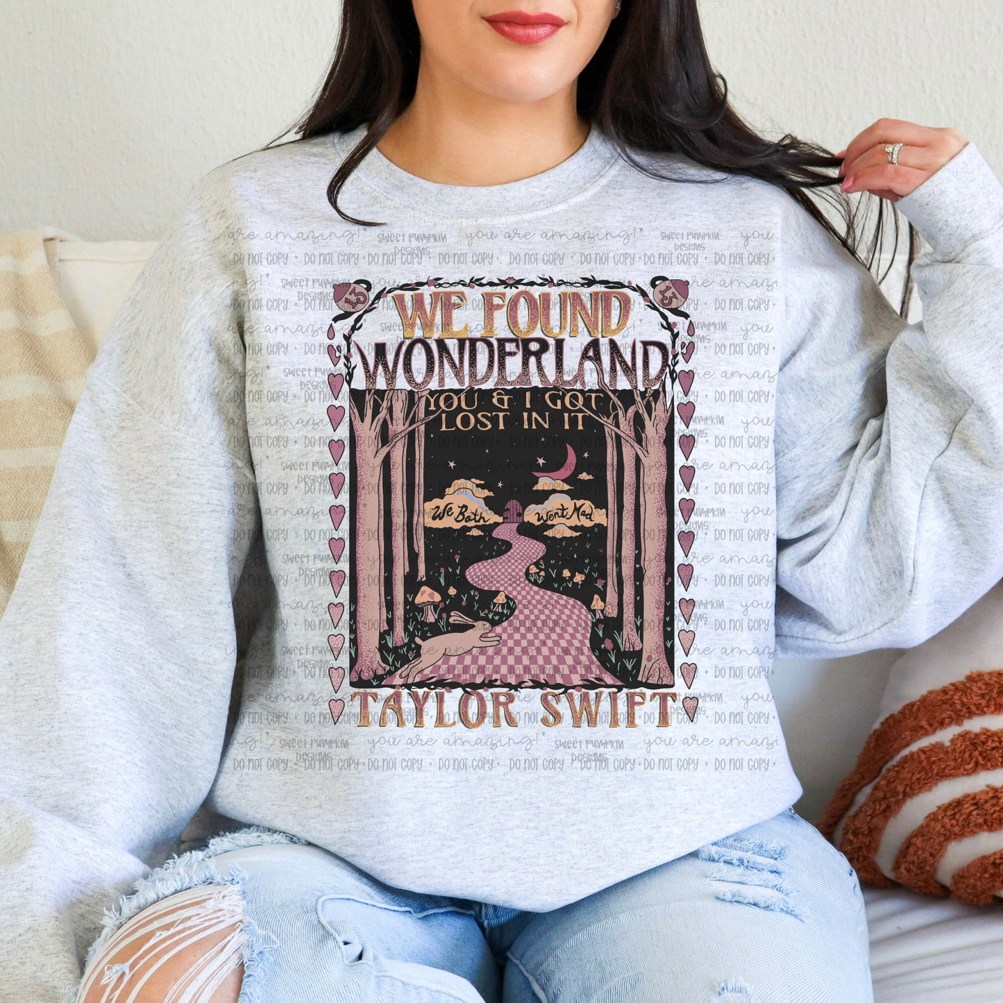 WONDERLAND CREWNECK